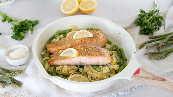 Lemonpasta mit grünem Spargel und Lachsfilet