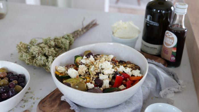 Mediterraner Grillgemüsesalat mit Schafskäse, Oliven und Pinienkernen
