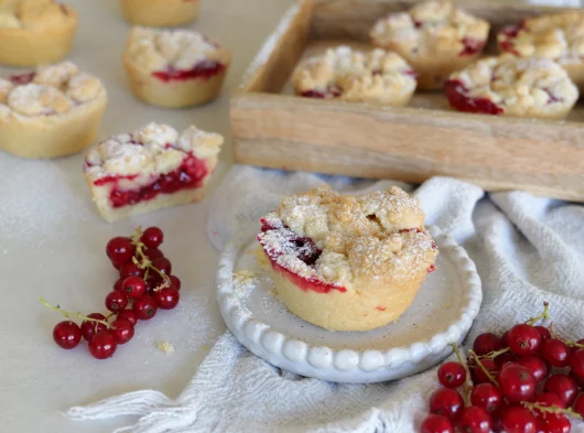 Mini-Johannisbeer-Streusel-Törtchen (aus der Muffinform)