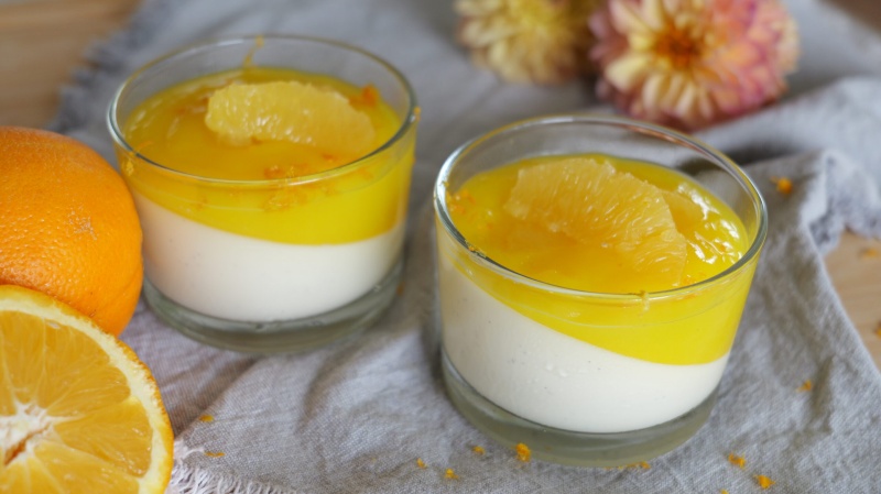 Orangen-Panna-Cotta mit fruchtiger Orangensoße