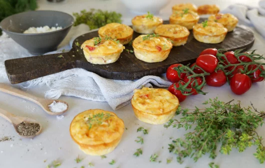 Rührei-Muffins mit Hüttenkäse, Feta und Tomate