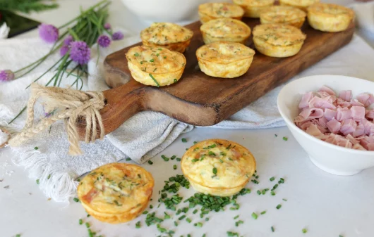Rührei-Muffins mit Hüttenkäse und Schinken