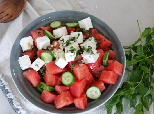 Melonensalat mit Feta, Gurke und Minze