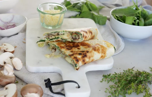 Wrap-Omelett mit Spinat und Champignons