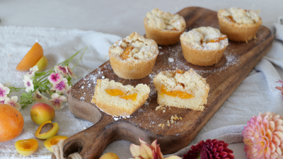 Mini-Streuseltörtchen mit Aprikosen aus der Muffinform
