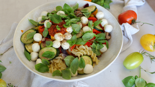Nudelsalat mit gegrillter Paprika & Mozzarella – sommerlich leicht