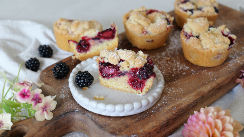 Mini-Brombeer-Streußeltörtchen aus der Muffinform