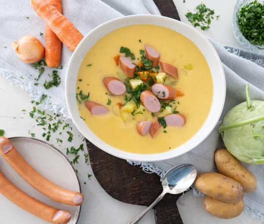 Cremige Kartoffelsuppe mit Saitenwürstchen