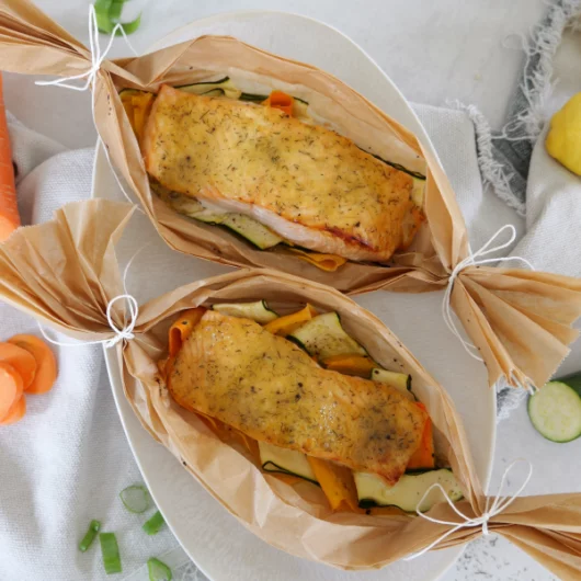 Lachsschiffchen mit Honig-Senf-Glasur, Kürbis und Zucchini