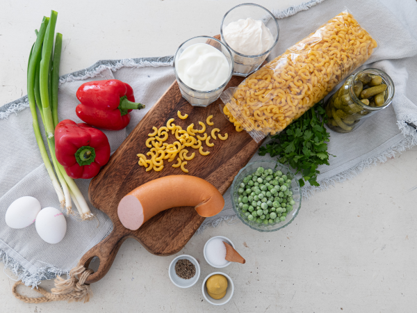 Nudelsalat-Rezept-klassisch-mit-Mayonnaise-Zutaten