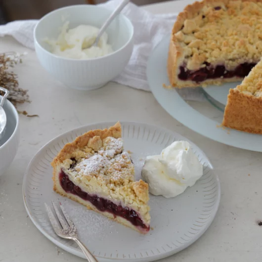 Streuselkuchen mit Kirschen
