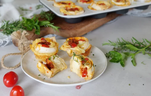 Wrap-Muffins mit Ei und Tomate-Mozzarella-Füllung