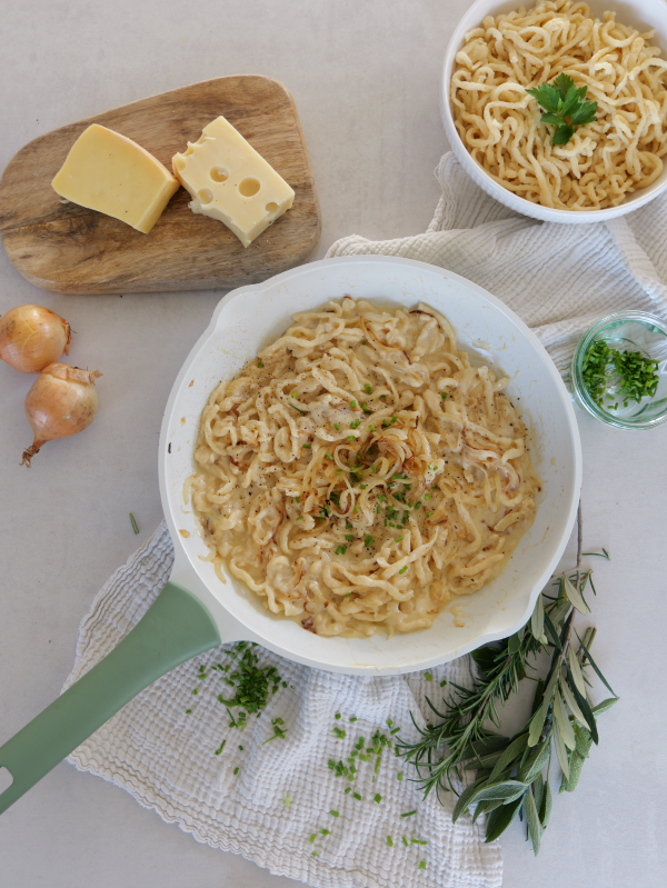 Allgäuer Käsespätzle – das cremige Original mit Röstzwiebeln Allgäuer Käsespätzle – das cremige Original mit Röstzwiebeln