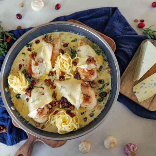 Hähnchenbrustfilets überbacken mit Cranberrys und Mandelchrunch