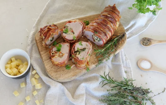Schweinefilet im Baconmantel – würzig gefüllt & saftig