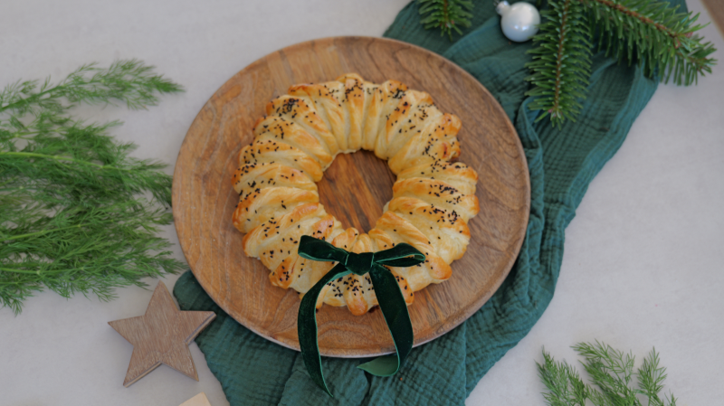 Blätterteigkranz mit Räucherlachs – einfache & edle Vorspeise Blätterteigkranz mit Räucherlachs – einfache & edle Vorspeise