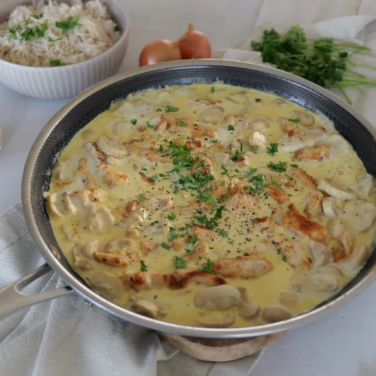Hähnchengeschnetzeltes mit Champignons und Rahmsoße