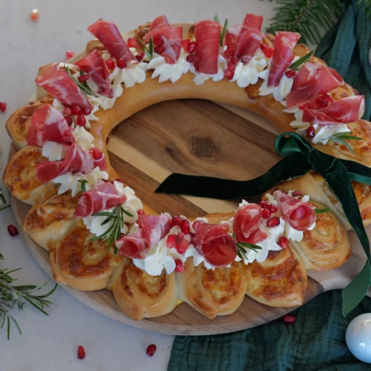 Hefekranz herzhaft gefüllt und weihnachtlich dekoriert