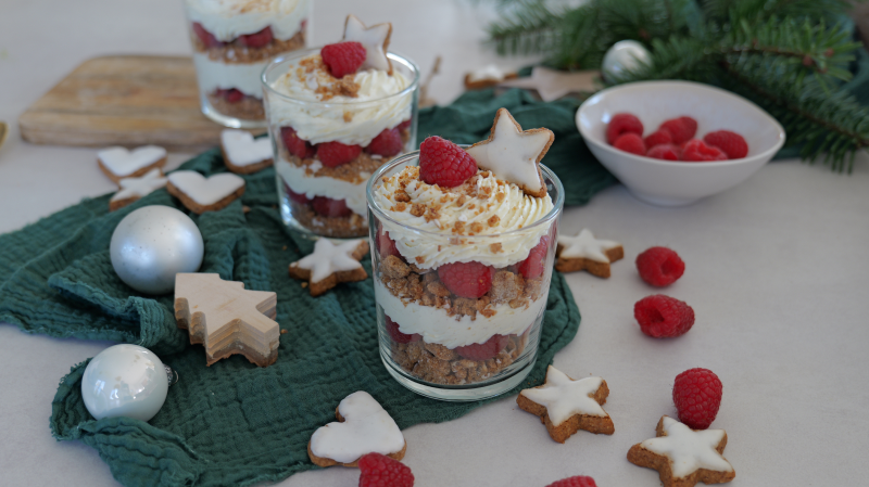 Zimtsterndessert mit Himbeeren & weißer Schokolade