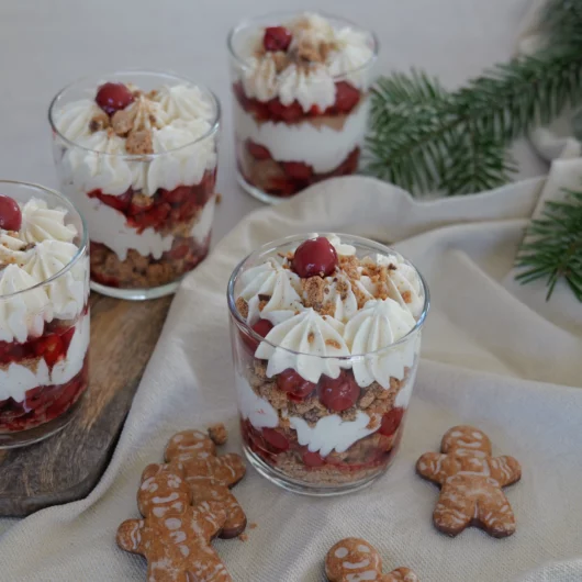 Lebkuchen-Schichtdessert mit Kirschen