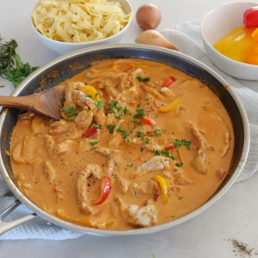Putengeschnetzeltes in Paprika-Sahne-Soße – schnelles & cremiges Familienrezept