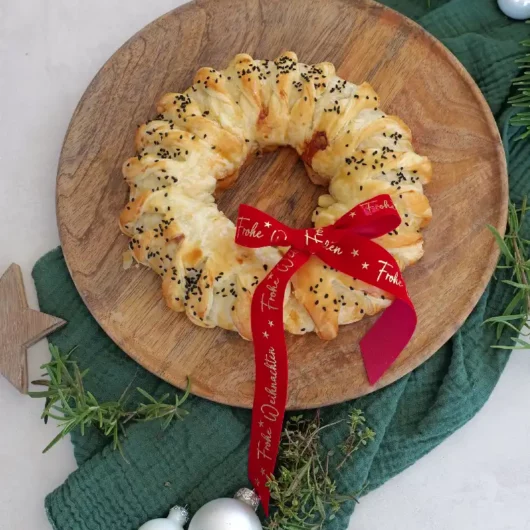 Blätterteigkranz mit Pizzafüllung
