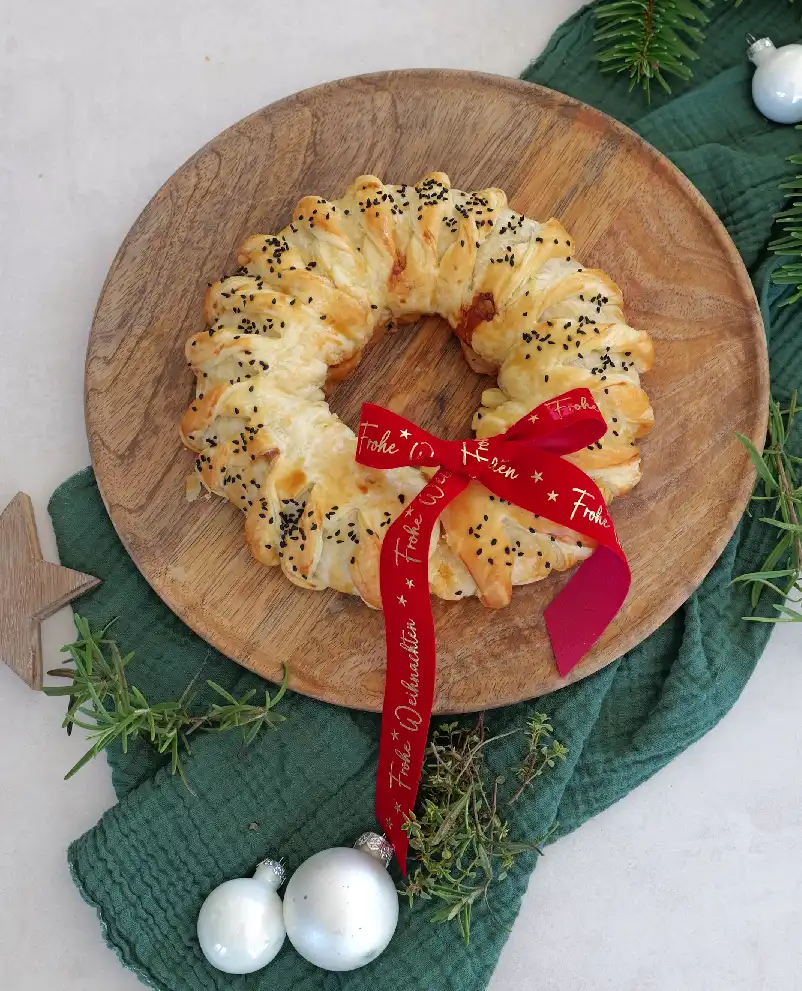 Blätterteigkranz zu Weihnachten – Vorspeise mit Pizzafüllung Blätterteigkranz zu Weihnachten – Vorspeise mit Pizzafüllung