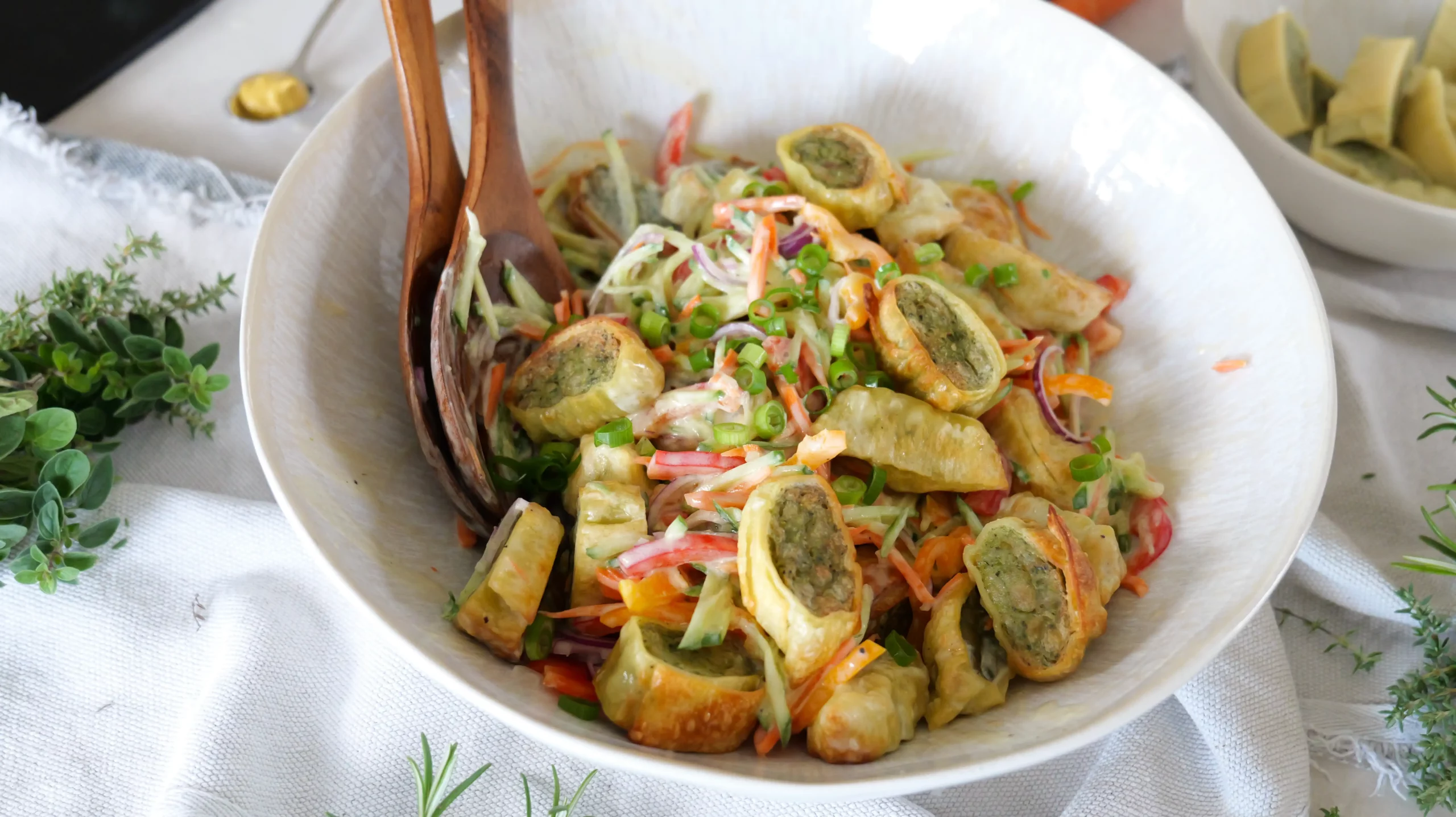 Maultaschensalat mit Gemüse & Honig-Senf-Dressing