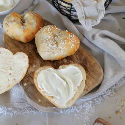 Schnelle Quarkbrötchen in Herzform